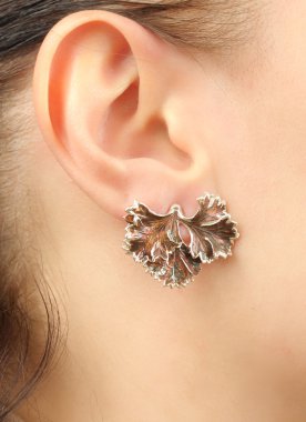 Kadın kulak Küpeli