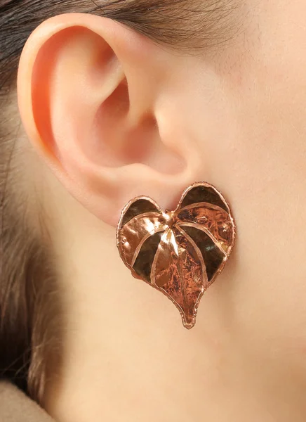 Ženské ucho s náušnicí — Stock fotografie