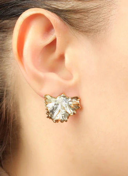 Vrouwen oor met earring — Stockfoto