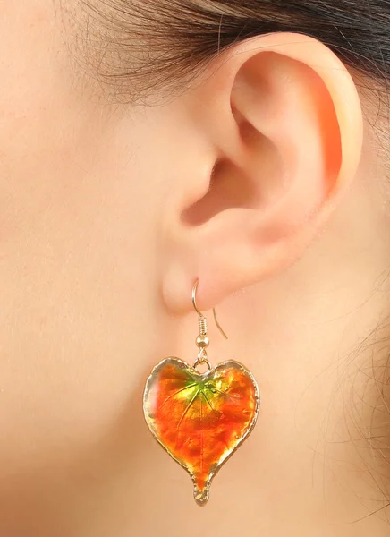 Womens öra med örhänge — Stockfoto