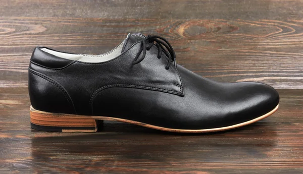 Scarpe uomo nero su legno — Foto Stock