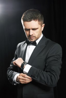 Adam siyah Süiti whit izlemek