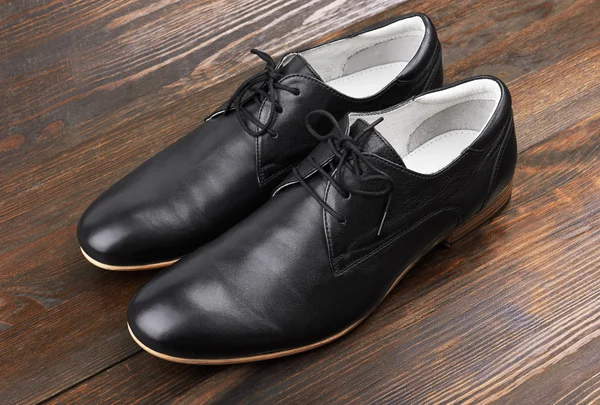 Μαύρα Ανδρικά παπούτσια σε ξύλο — Φωτογραφία Αρχείου