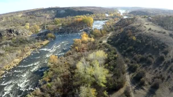 河和峡谷上空飞行 — 图库视频影像