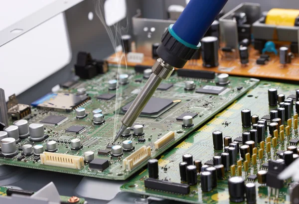 Reparatur von elektronischen Geräten — Stockfoto