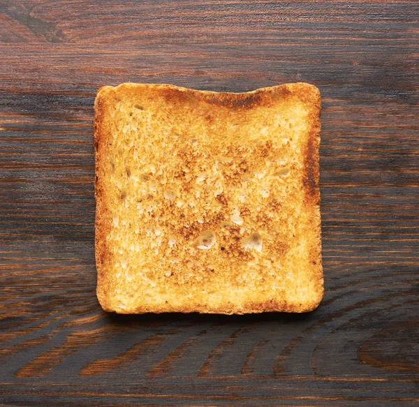 Pane tostato su sfondo di legno — Foto Stock