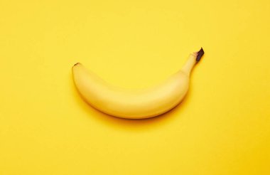 Sarı arka planda olgun muz