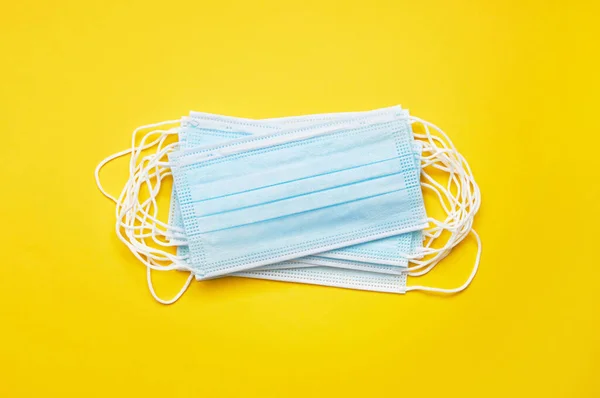 Muitas Máscaras Proteção Médica Fundo Amarelo Máscara Cirúrgica Descartável Cobrir — Fotografia de Stock