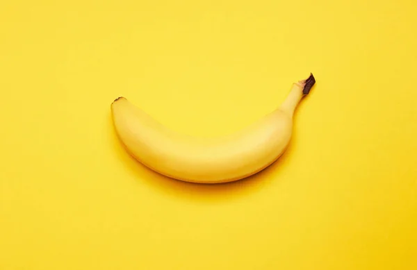 Plátano Maduro Sobre Fondo Amarillo — Foto de Stock