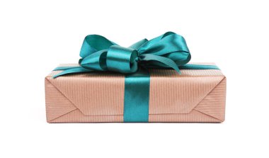 Kahverengi hediye kutusu beyaz arka planda yeşil kurdeleyle bağlanmış.