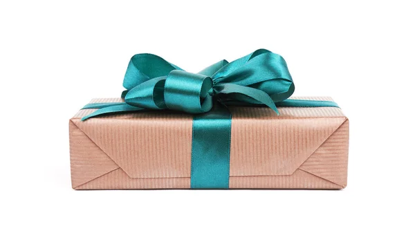 褐色礼品盒 绿色丝带蝴蝶结 白色背景分开 — 图库照片