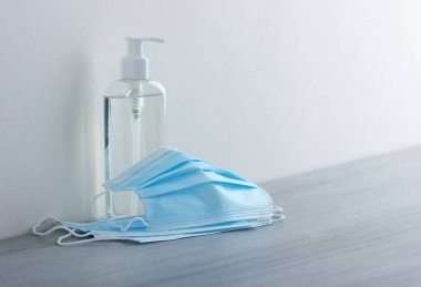 Coronavirus tıbbi maske ve el temizleme jeli el hijyeni korona virüsü koruması için..