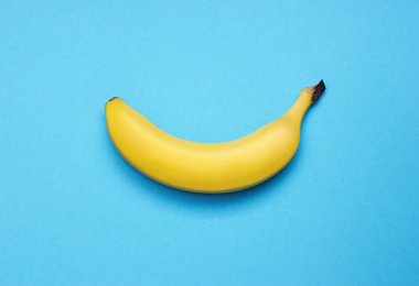 Mavi arka planda olgun muz