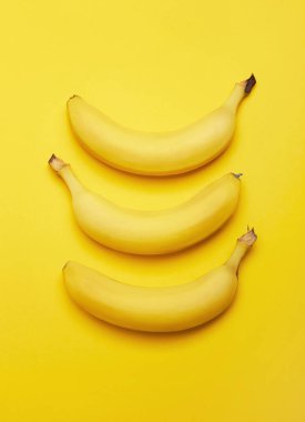 Sarı arka planda olgun muzlar