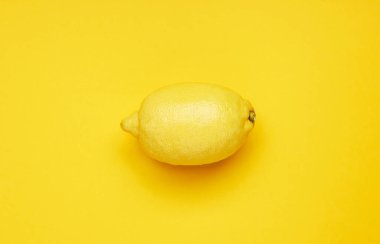 Sarı arka planda olgun limon