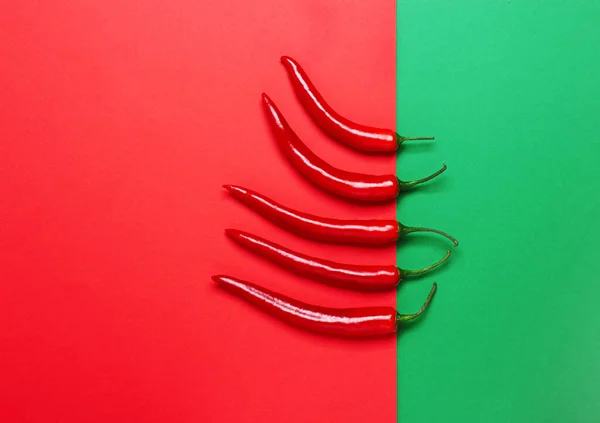 빨간색과 초록색 배경의 고추붉은 — 스톡 사진