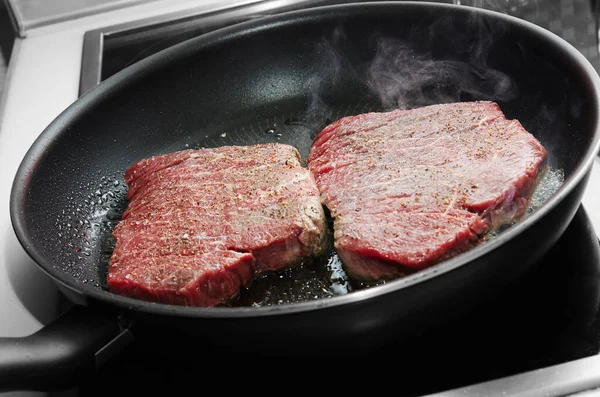 Kızartma Tavasında Biftek Hazırlıyorum — Stok fotoğraf