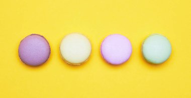 Sarı arka planda renkli badem kurabiyeleri