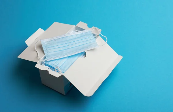 Pacote Máscaras Médicas Caixa Com Máscara Médica Cima Vírus Bactérias — Fotografia de Stock