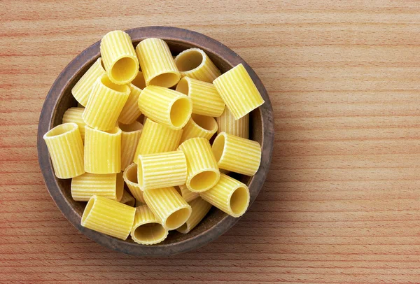 Nudeln in Holzschüssel — Stockfoto