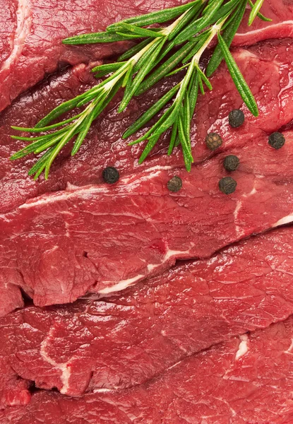 Vers rauw vlees met peper en rozemarijn — Stockfoto