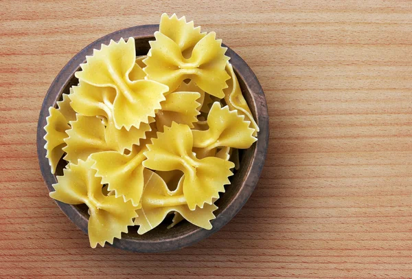 Pasta en cuenco de madera — Foto de Stock