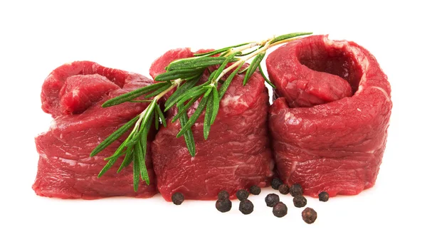 Vers rauw vlees met peper en rozemarijn — Stockfoto