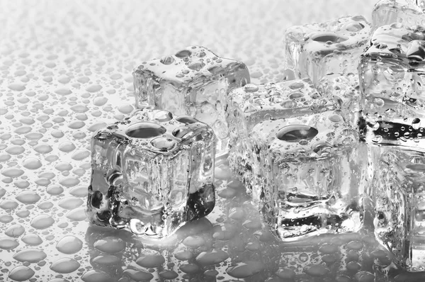 Кубики льда с каплями — стоковое фото