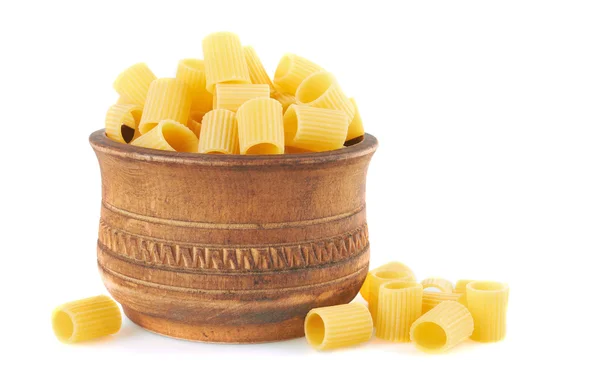 Rigatoni italiensk pasta i trä skål — Stockfoto