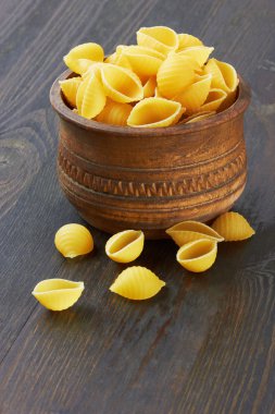 Conchiglioni makarna çeşitleri ahşap kase