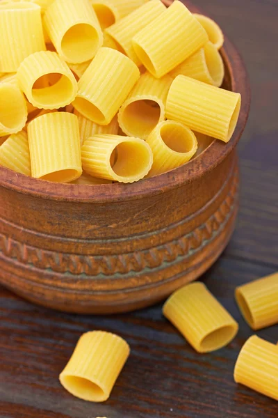 Makkaroni italienische Pasta in Holzschale — Stockfoto