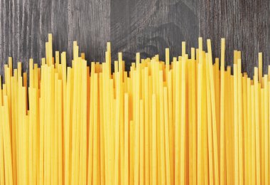 Spagetti makarna çeşitleri ahşap üzerine