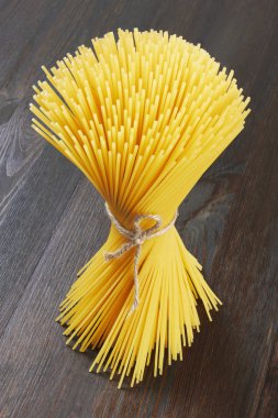 Spagetti makarna çeşitleri ahşap üzerine
