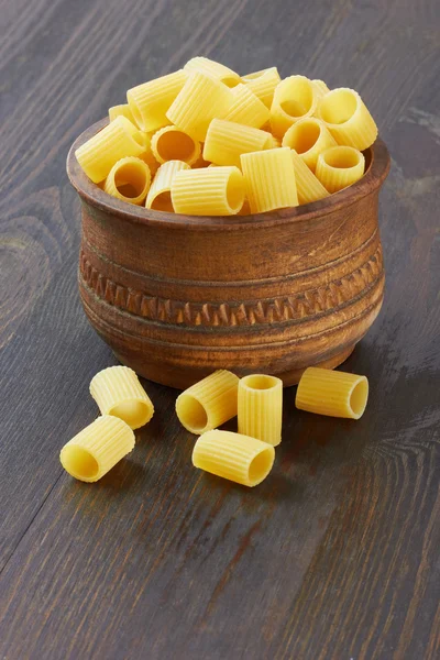 Rigatoni italienische Pasta in Holzschale — Stockfoto