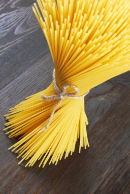 Spagetti makarna çeşitleri ahşap üzerine