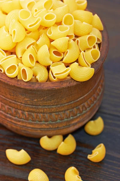 Macarrones pasta italiana en cuenco de madera — Foto de Stock