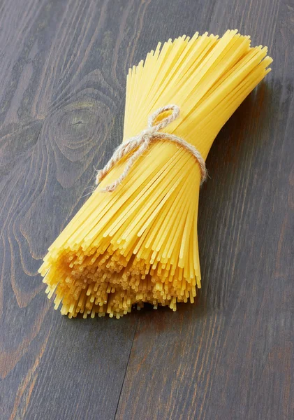 Spagetti italiensk pasta på trä — Stockfoto