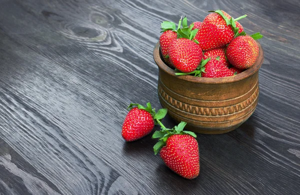 Strawberries in wood bowl — Stock Photo, Image
