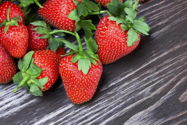 Erdbeeren auf einem Holz — Stockfoto