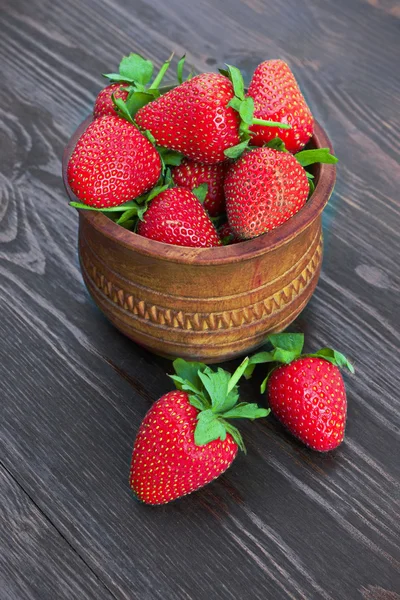 Strawberries in wood bowl — Stock Photo, Image