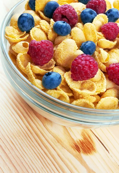 Cornflakes mit frischen Beeren in Schüssel — Stockfoto