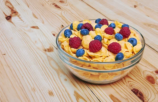 Corn flakes with fresh berries in bowl — Stock Photo, Image