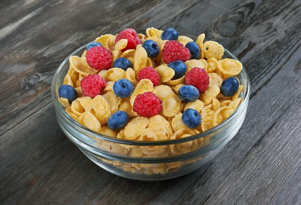 Cornflakes mit frischen Beeren in Schüssel — Stockfoto