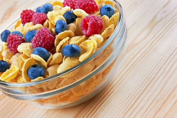 Cornflakes mit frischen Beeren in Schüssel — Stockfoto