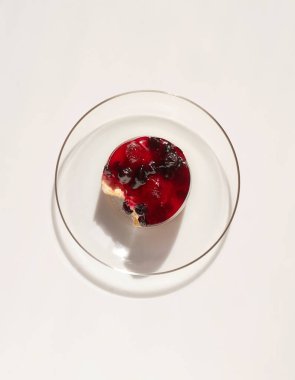 Beyaz arka planda izole edilmiş dutlu kek