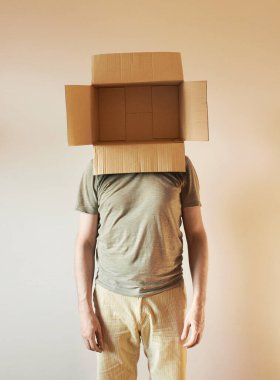 Kafası yerine kutusu olan bir adam. Kavram