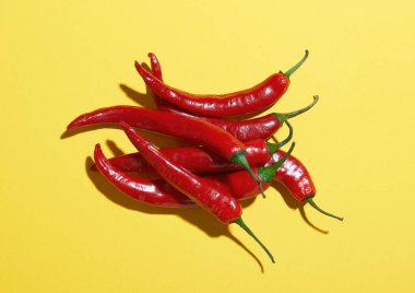 Sarı arka planda bir sürü kırmızı biber