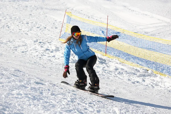 Unga kvinnliga snowboardåkare — Stockfoto