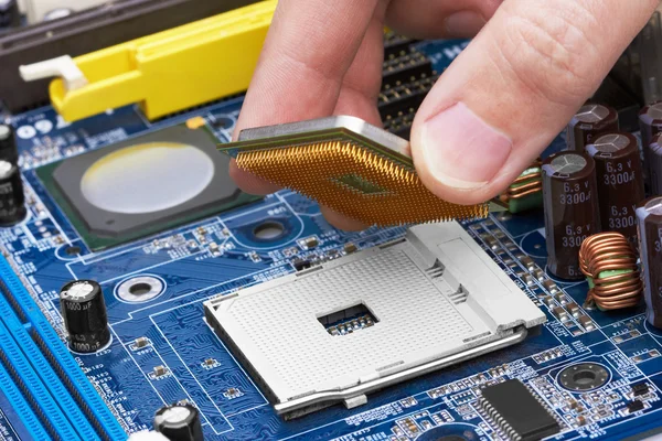 Placa de circuito eletrônico, instalação do processador — Fotografia de Stock