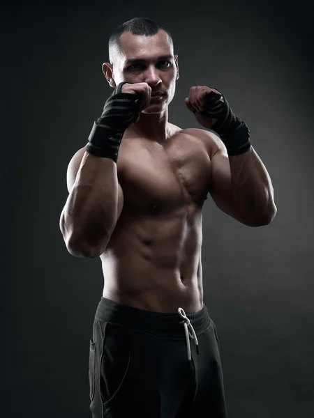 Boxeador lutador no fundo preto — Fotografia de Stock